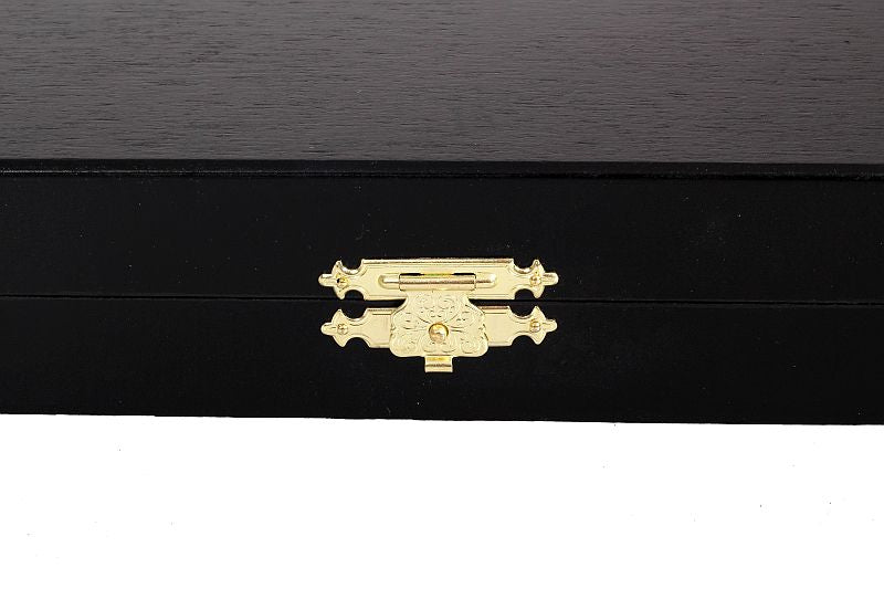 Elegantes piezas de ajedrez en un estuche de madera negro - Elegantes piezas de ajedrez en un estuche de madera negro