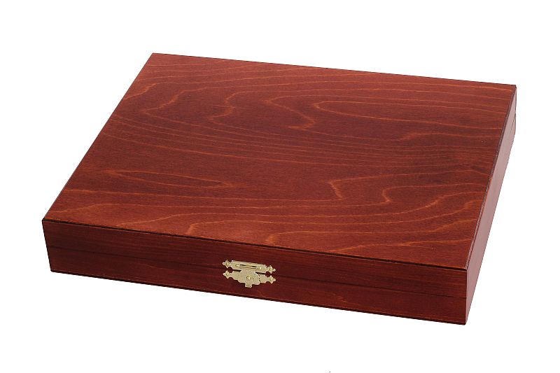 Elegantes piezas de ajedrez en un estuche de madera de color marrón - Elegantes piezas de ajedrez en un estuche de madera de color marrón
