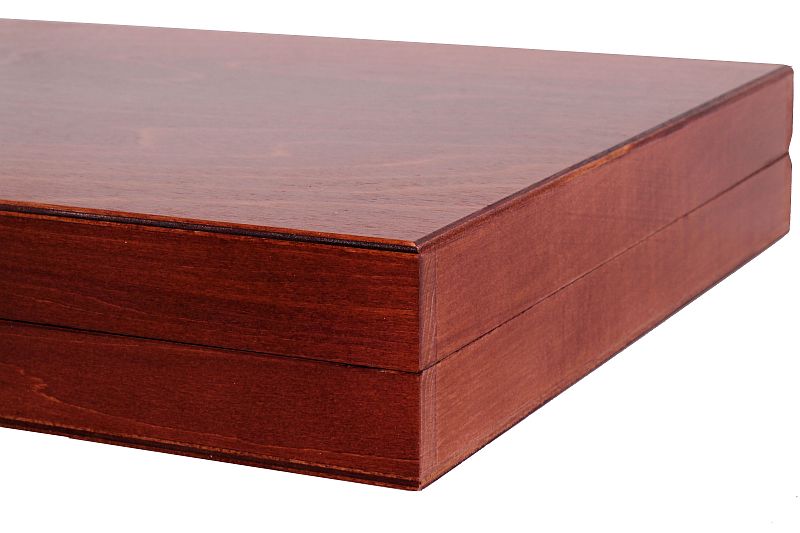 Elegantes piezas de ajedrez en un estuche de madera de color marrón - Elegantes piezas de ajedrez en un estuche de madera de color marrón