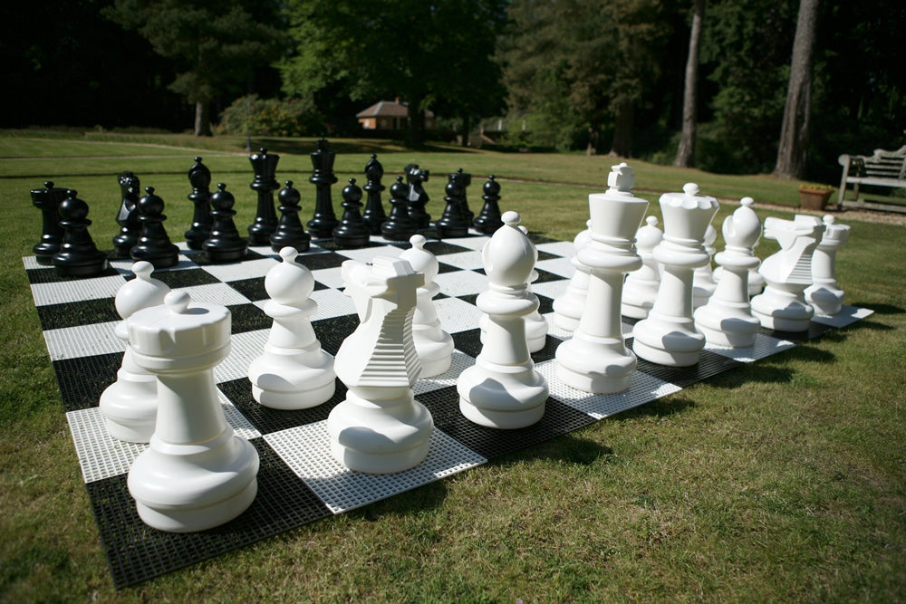 Garden Giant Chess Set With Plastic Board - Garden Giant Chess Set With Plastic Board