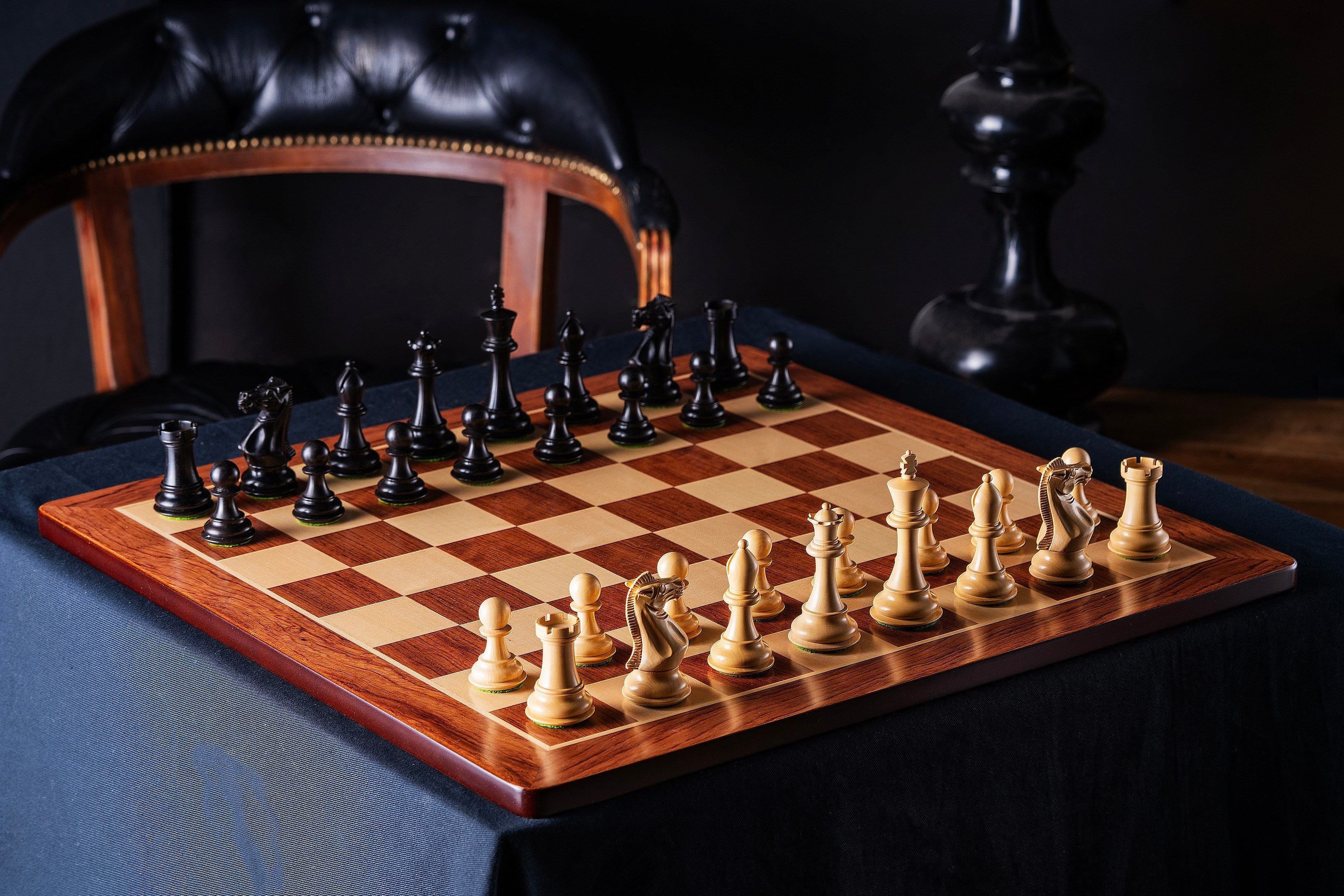 Stallion Knight Ebonised 3,5" chess pieces - Stallion Knight Ebonised 3,5" chess pieces