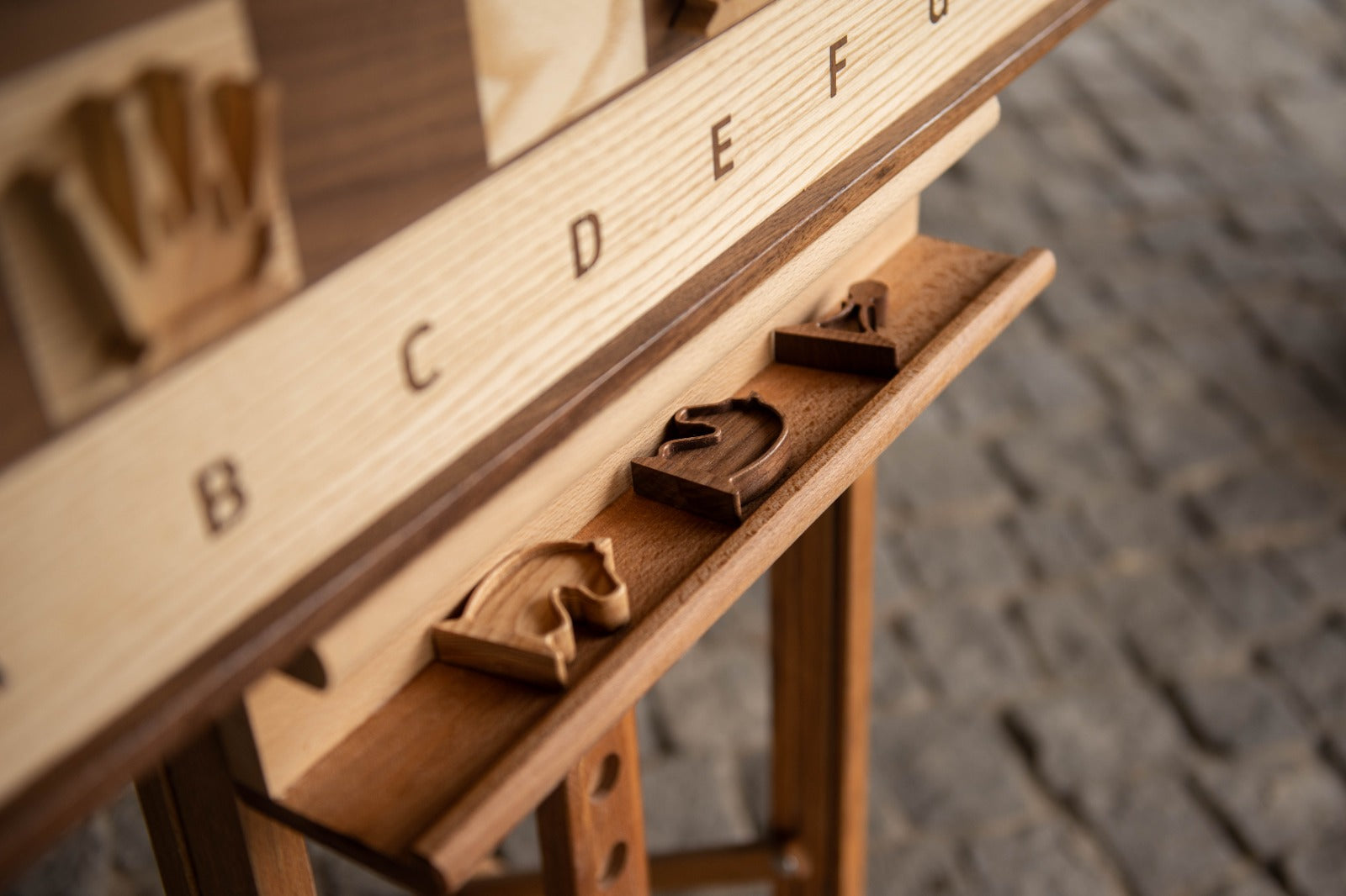 Elegante juego de ajedrez de madera de exposición con soporte - Elegante juego de ajedrez de madera de exposición con soporte