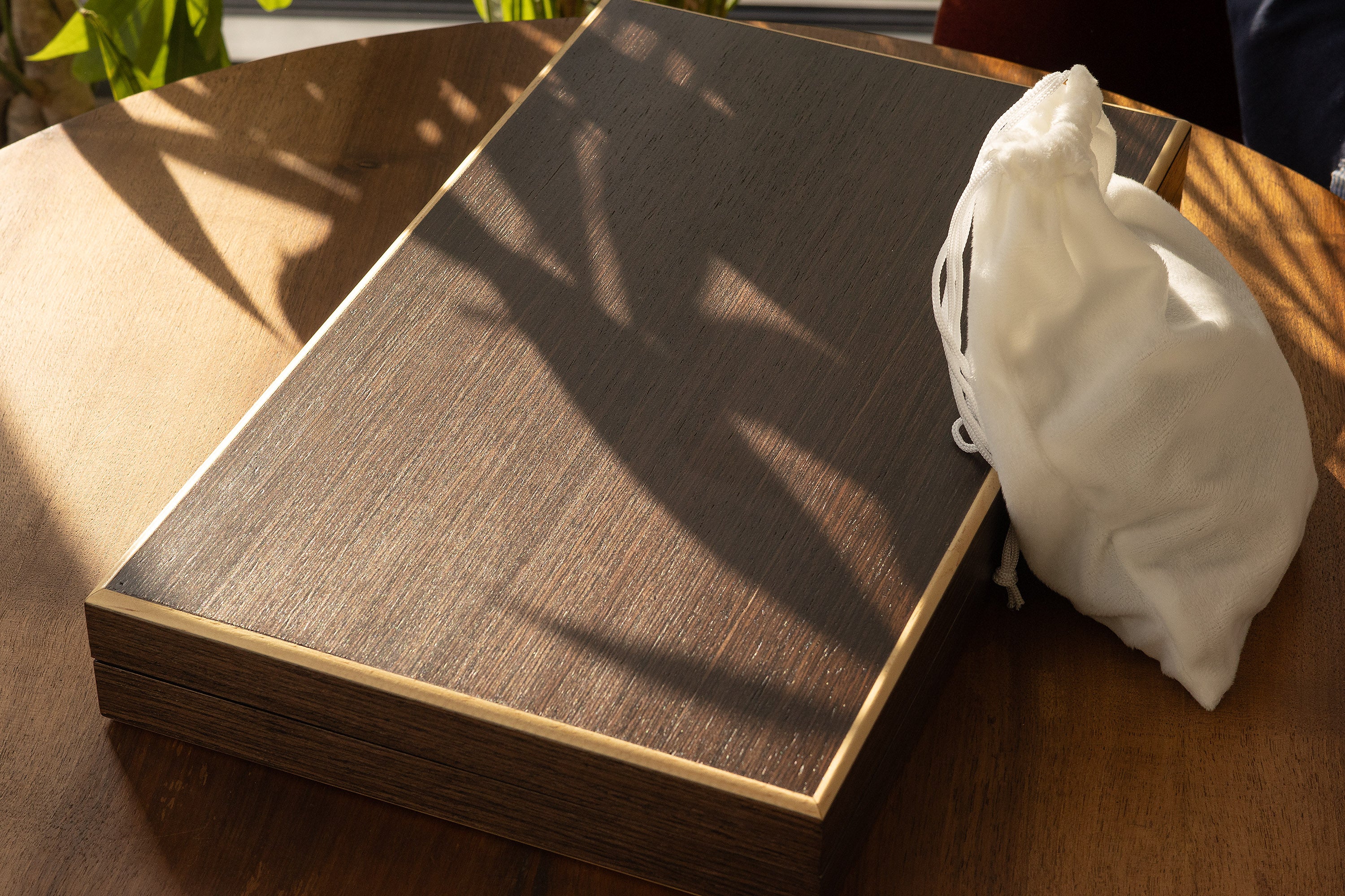 Backgammon in a wooden case (52 x 43.5 cm) - Backgammon in a wooden case (52 x 43.5 cm)