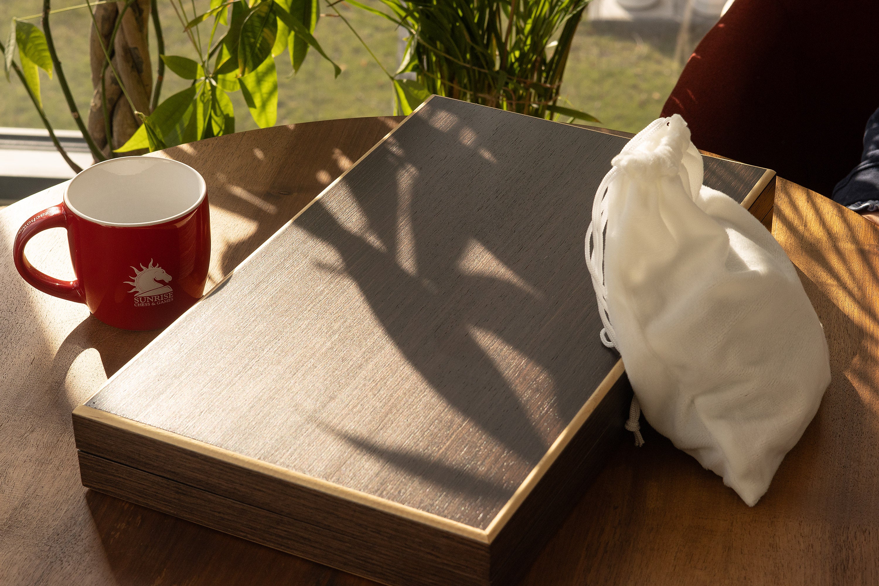 Backgammon in a wooden case (52 x 43.5 cm) - Backgammon in a wooden case (52 x 43.5 cm)