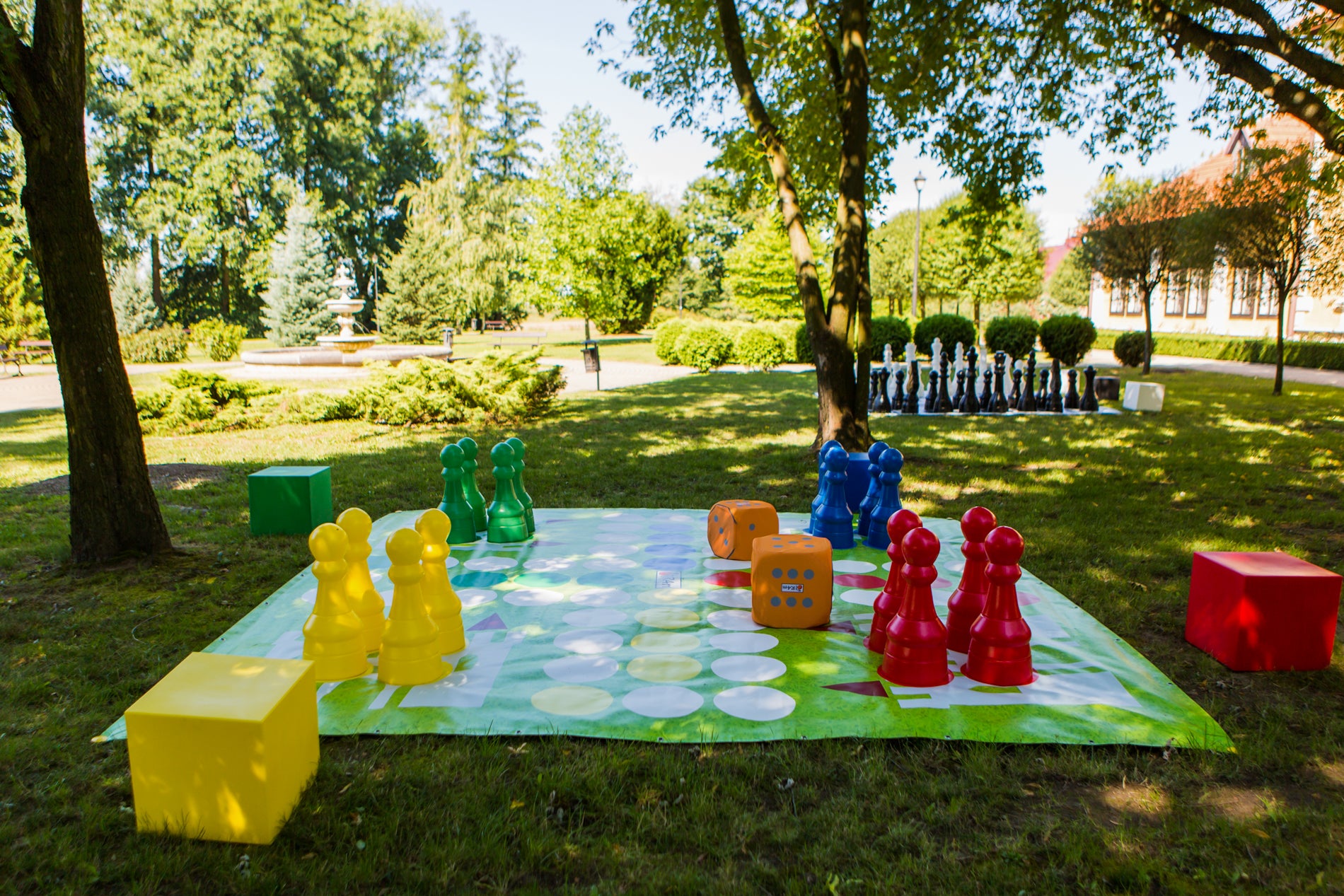 Tablero de «chińczyk» para exterior / jardín (4 x 4 m) - Tablero de «chińczyk» para exterior / jardín (4 x 4 m)