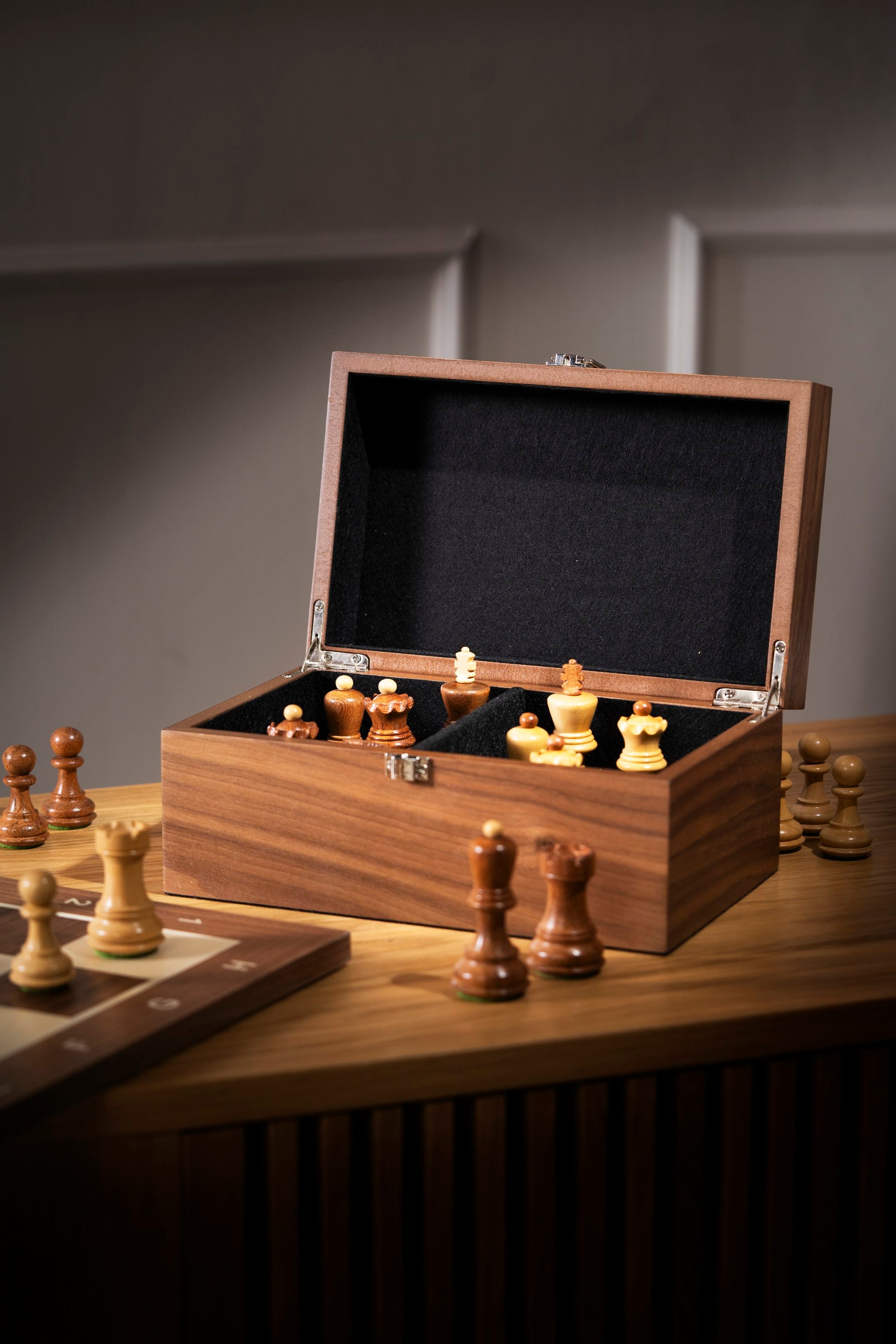 High Quality Chess Box - Walnut wood Veneer (24x15x11cm) - d4168d0b310bde1b5f9ad8f2b9f0a876