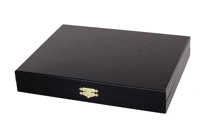 Elegantes piezas de ajedrez en un estuche de madera negro - Elegantes piezas de ajedrez en un estuche de madera negro