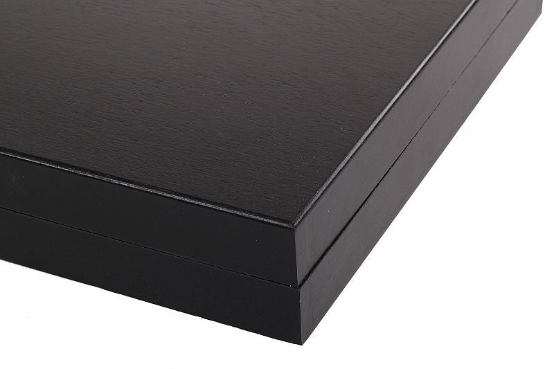 Elegantes piezas de ajedrez en un estuche de madera negro - Elegantes piezas de ajedrez en un estuche de madera negro