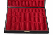 Elegantes piezas de ajedrez en un estuche de madera negro