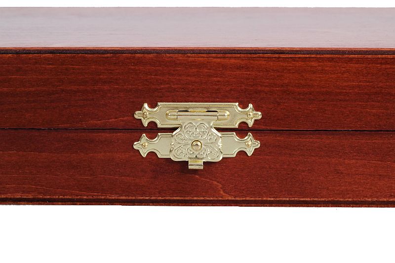 Elegantes piezas de ajedrez en un estuche de madera de color marrón - Elegantes piezas de ajedrez en un estuche de madera de color marrón