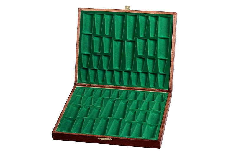 Elegantes piezas de ajedrez en un estuche de madera de color marrón - Elegantes piezas de ajedrez en un estuche de madera de color marrón