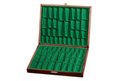 Elegantes piezas de ajedrez en un estuche de madera de color marrón