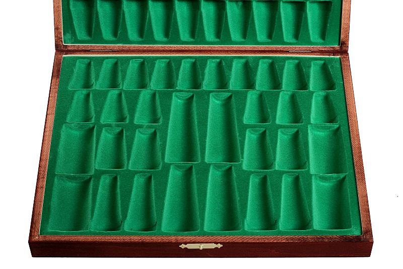 Elegantes piezas de ajedrez en un estuche de madera de color marrón - Elegantes piezas de ajedrez en un estuche de madera de color marrón