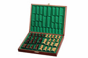 Elegantes piezas de ajedrez en un estuche de madera de color marrón