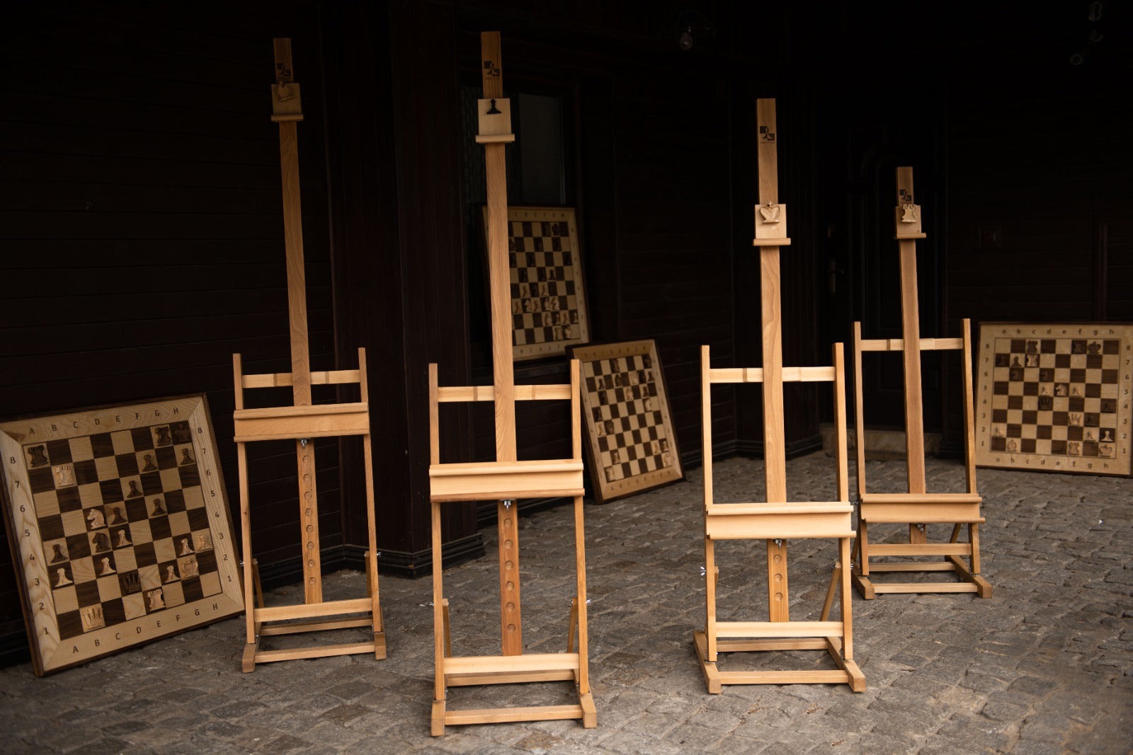 Marco / caballete de madera para un elegante tablero de ajedrez de demostración - Marco / caballete de madera para un elegante tablero de ajedrez de demostración