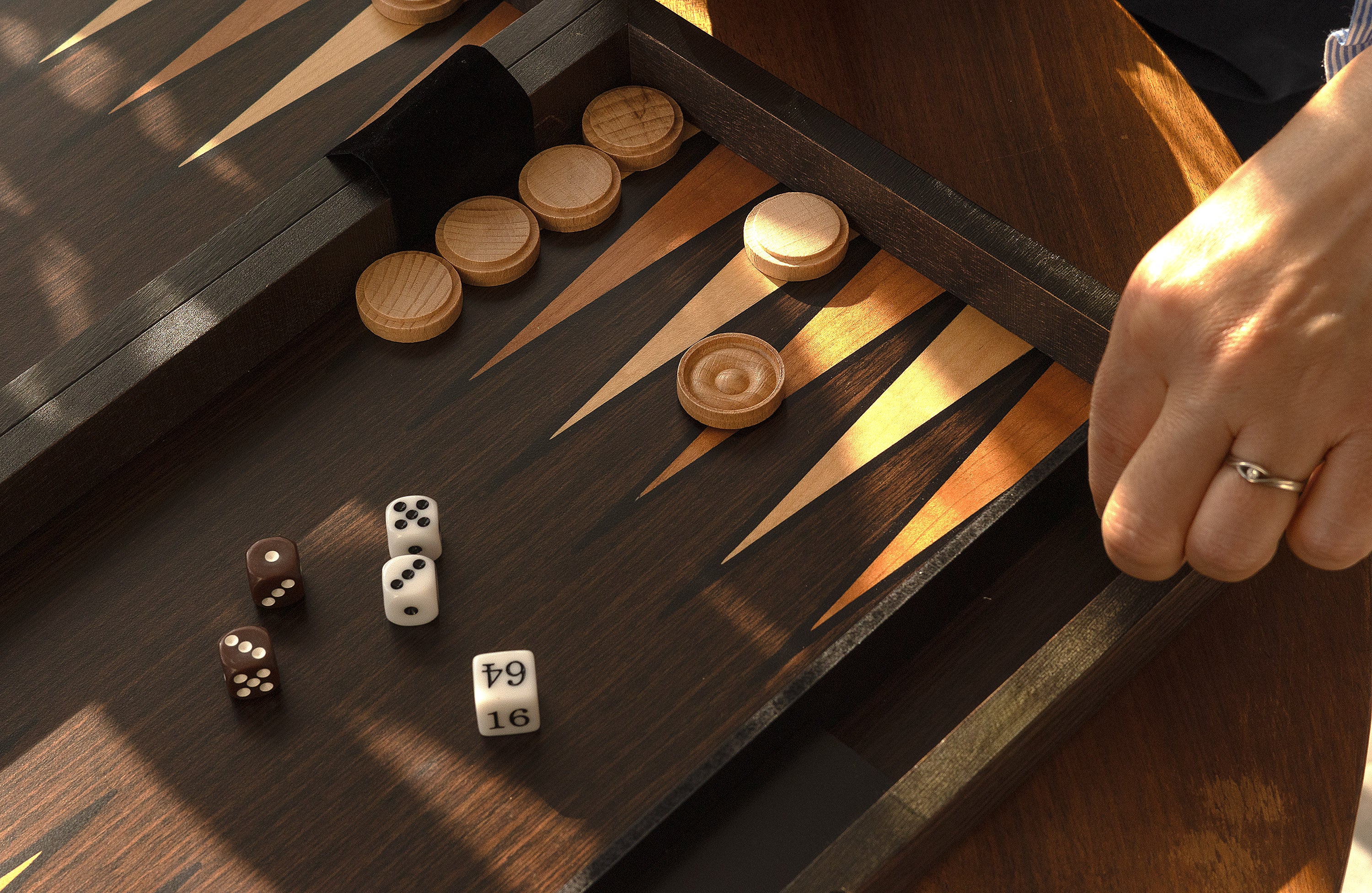 Backgammon in a wooden case (52 x 43.5 cm) - Backgammon in a wooden case (52 x 43.5 cm)