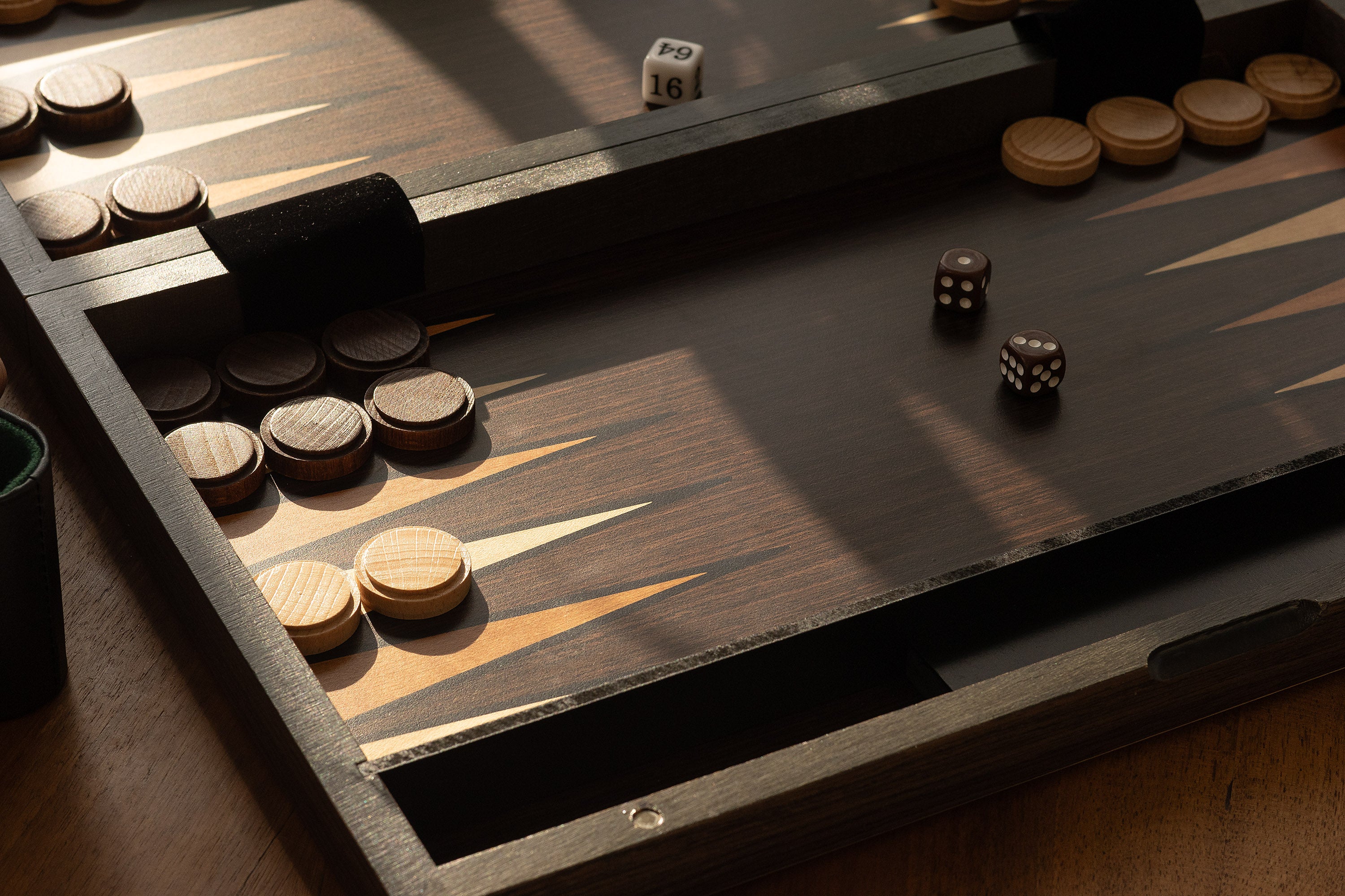 Backgammon in a wooden case (52 x 43.5 cm) - Backgammon in a wooden case (52 x 43.5 cm)