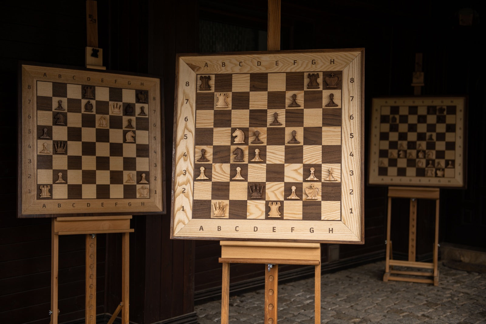 Elegante juego de ajedrez de madera de exposición con soporte - Elegante juego de ajedrez de madera de exposición con soporte