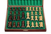 Elegantes piezas de ajedrez en un estuche de madera de color marrón